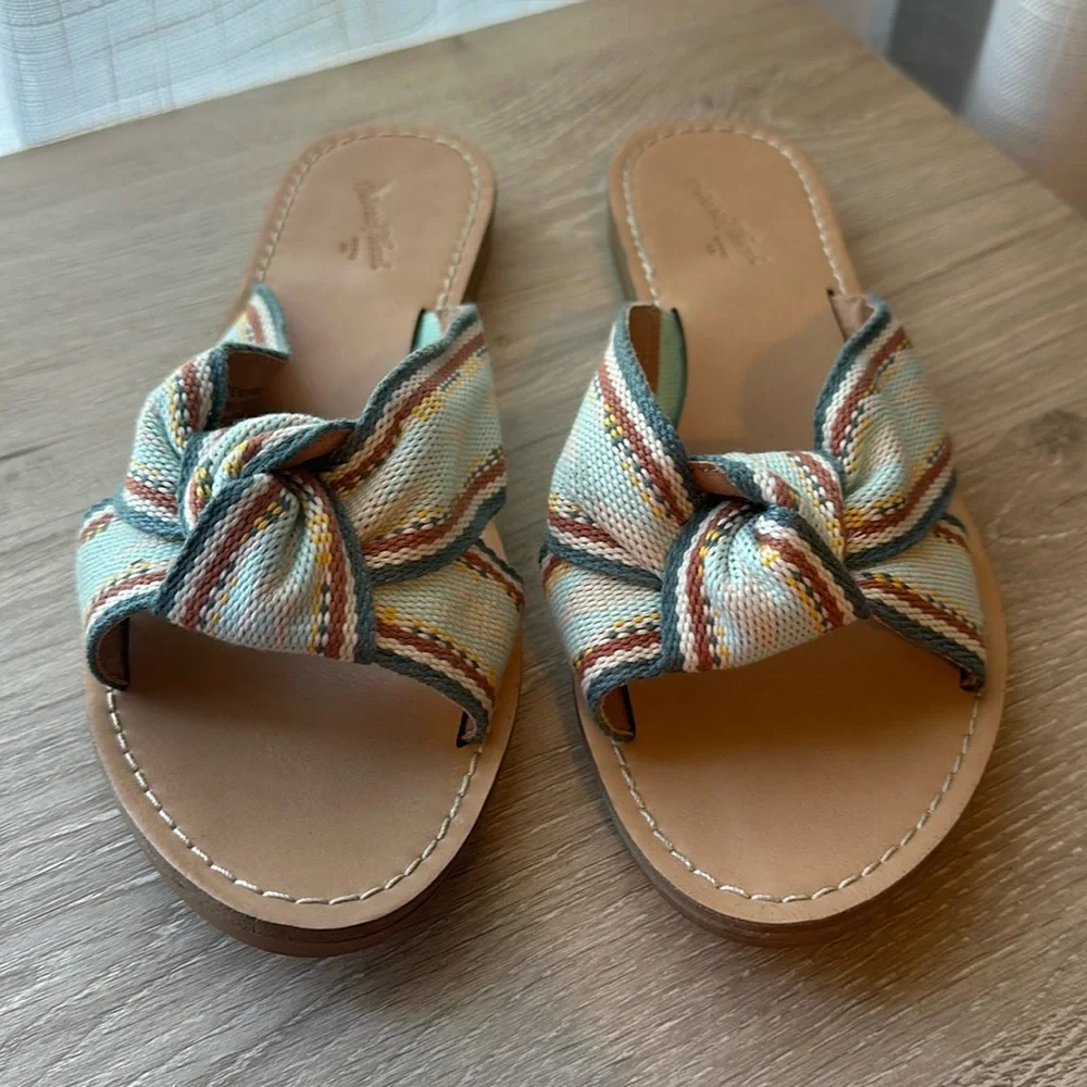 Universal Threads Sandals - Picture 1 of 4